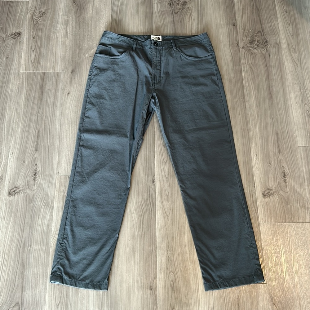 NWOT - The North Face Men’s 5 Pocket Pants. Size 34W x 30L. Dark Gray/Charcoal